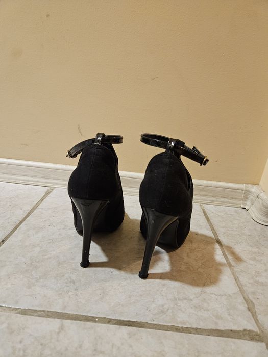 Обувки на висок ток