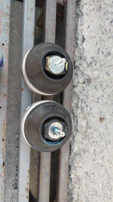 Продам опора двигателя на WV Passat b5