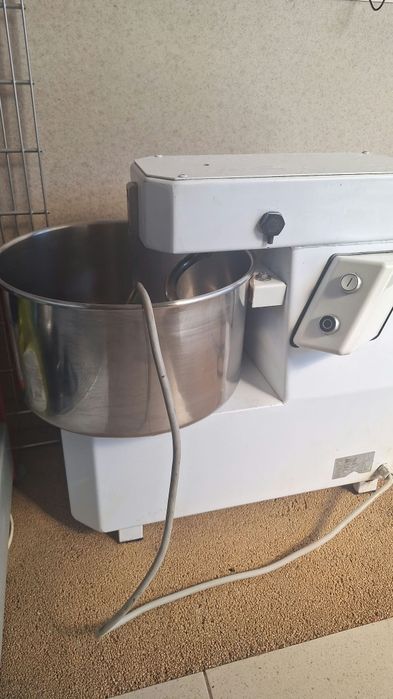 Malaxor  patiserie alime tare 380w  capacitate 5-10 kg faina  stare buna