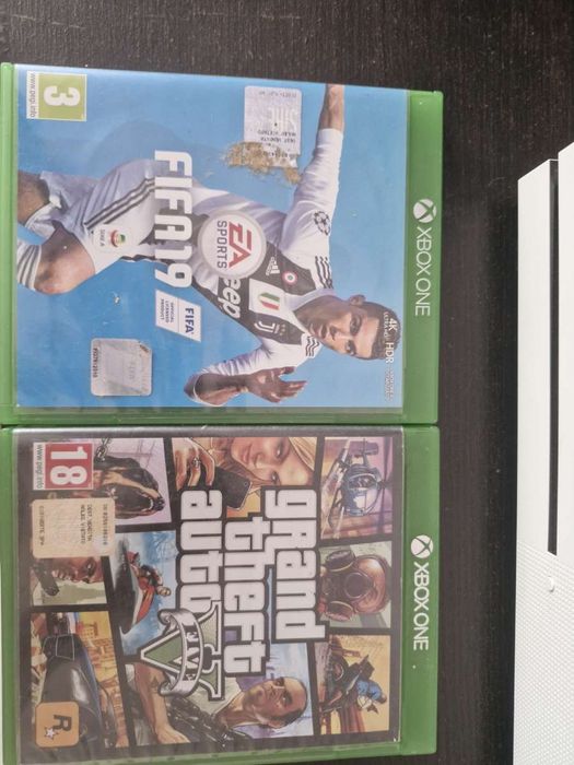 Vând Xbox One in stare bună