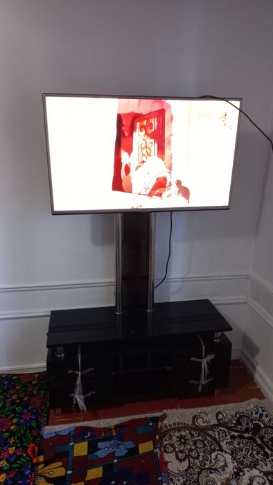 Televizor va pastavka  sotiladi. Holati soz holatda