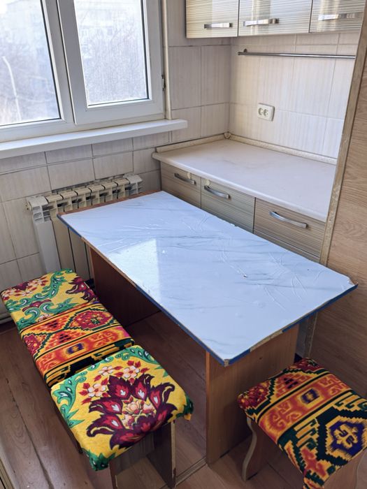 Стол с табуретками