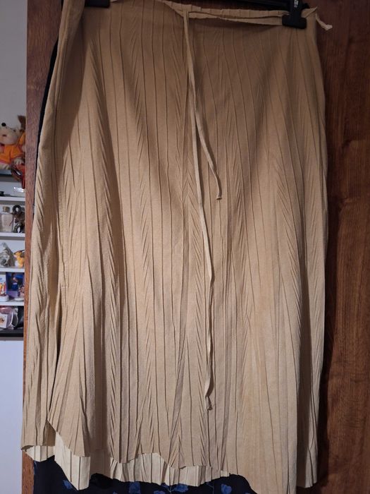 Продавам дълга  копринена дамска пола