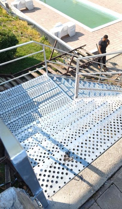 Scări metalice zincate