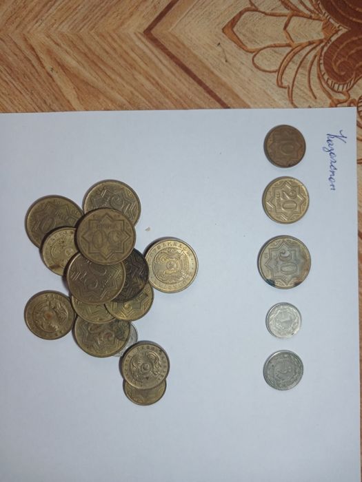 Разно образные монеты.