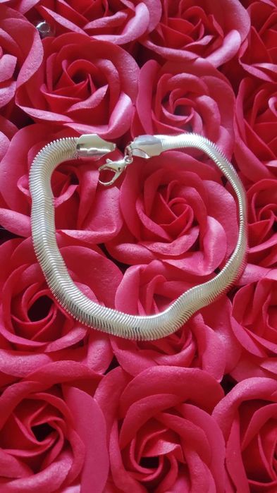 Нова, сребърна гривна. Масивна и здрава, в кутия.