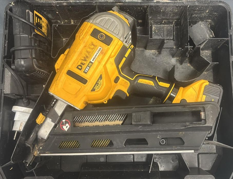 Ciocan de bautut cuie DeWALT DCN692N cu 2 turatii motor fara -A-