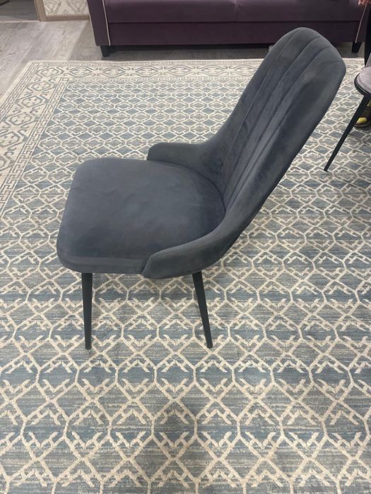 Велюр стул серого цвета б/у.