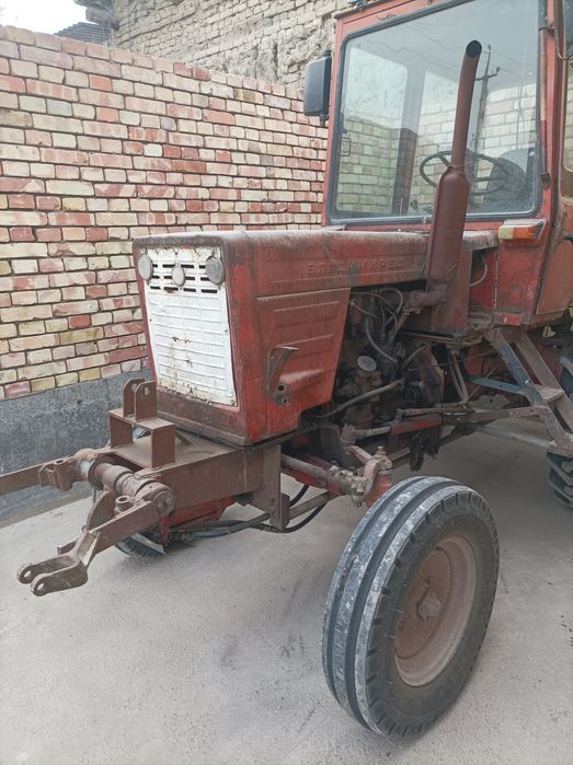 Traktor sotiladi T 25