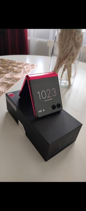 Motorola RAZR 40 ultra magenta