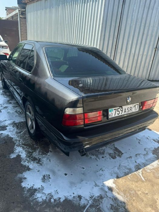 БМВ е34 черного цвета