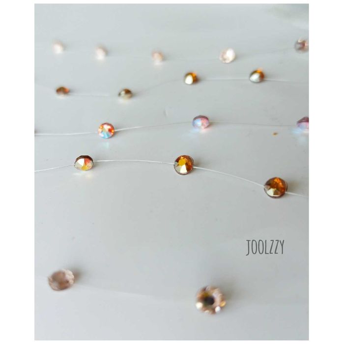 Бижута с камъчета Swarovski и сребърна закопчалка.