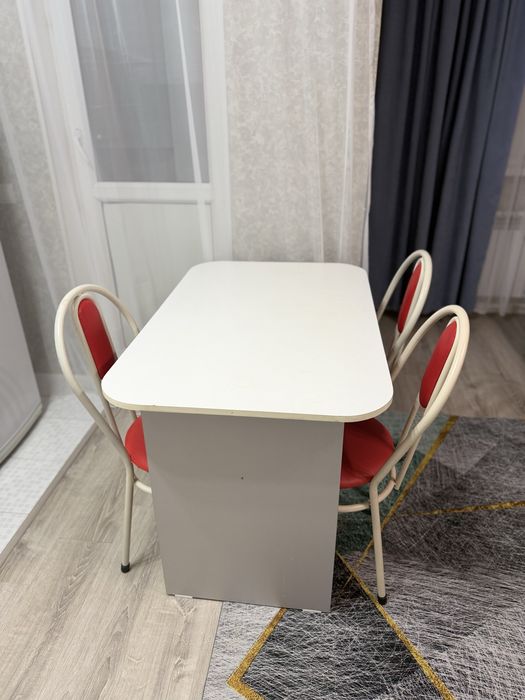 Кухонный стол со стульями