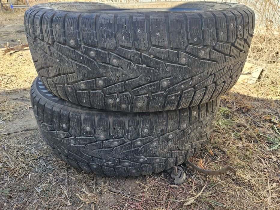 Продам резину 2 шт