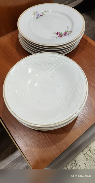 Посуда тарелки маленькие.