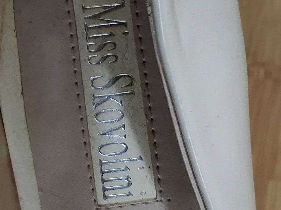 Новые белые туфли, очень удобные