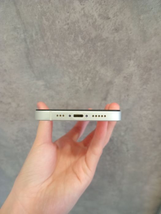 Продам белый Iphone 13