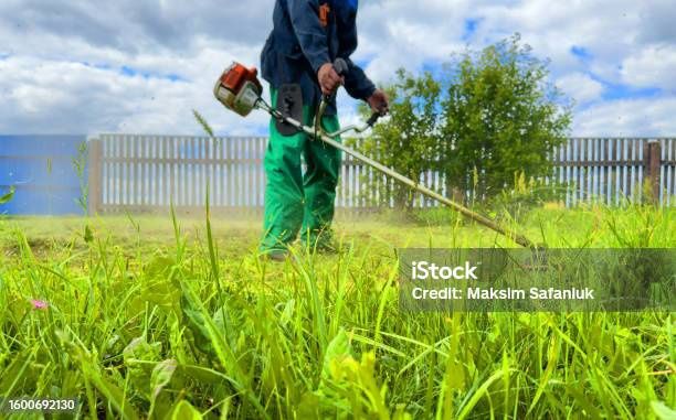 Уборка от травы тереторий двор огород дача.от стр.мусора