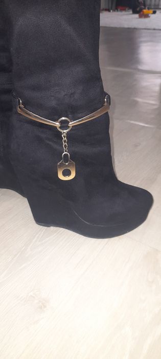 Продам ботфорды хорошим состояние .