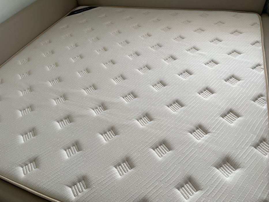 Продается большая кровать