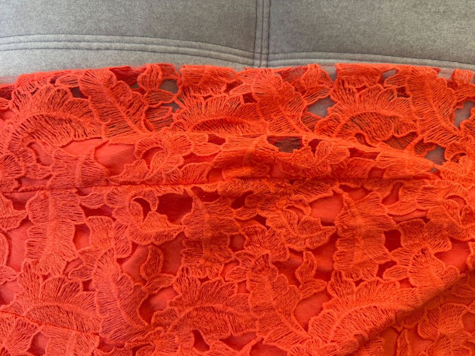 Рокля Guess в цвят корал