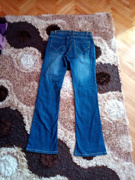 Blugi dama ușor evazați