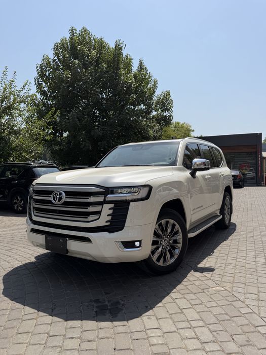 Продаёться Toyota Land Cruiser 300 VX 4.0 2025.
