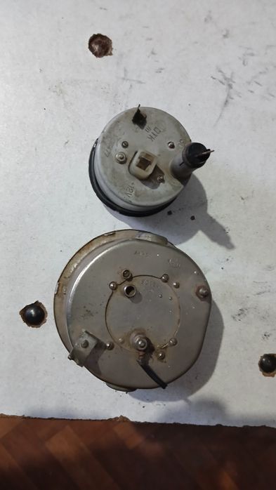 В продаже автомобильные часы.