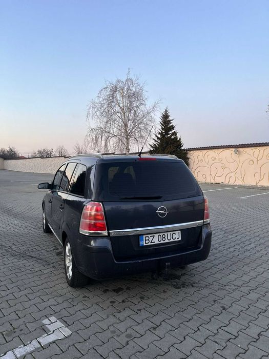 Opel Zafira  folosit de familie