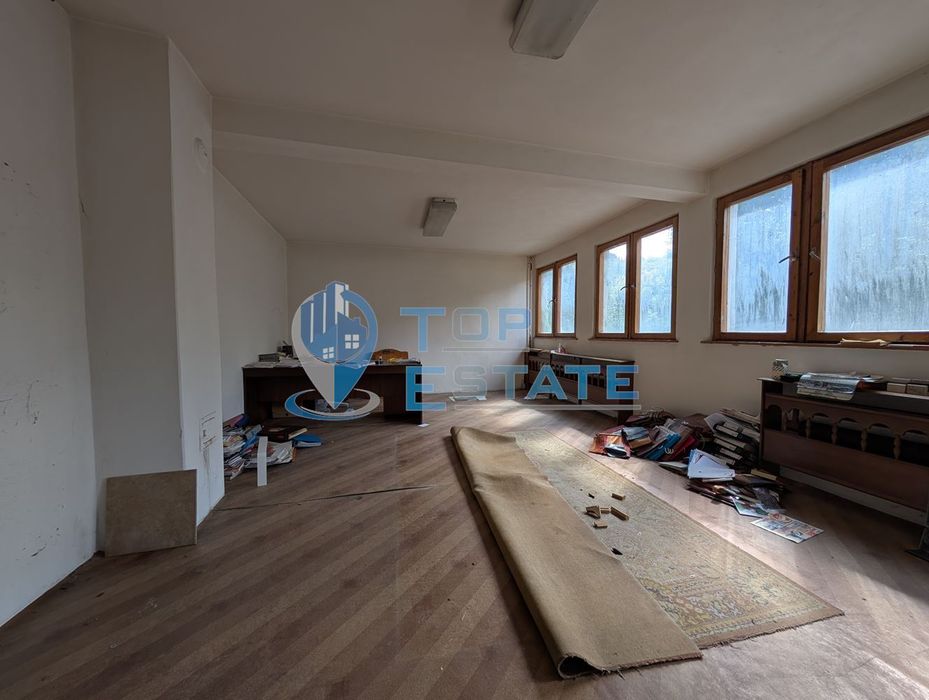 Масивна сграда за обществено обслужване в град Плачковци