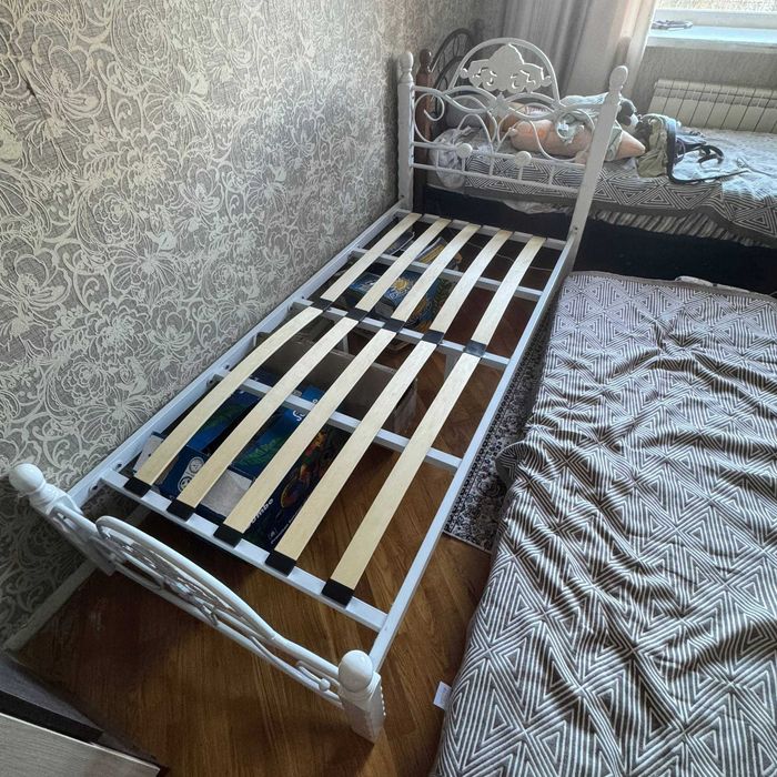 Белая металлическая кровать 95×214 см с ламелями (идеальное состояние)