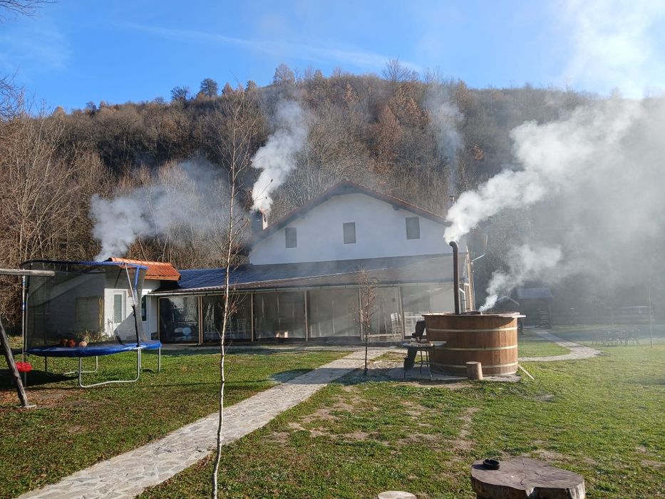 Cabana de vanzare la poalele munților Metaliferi