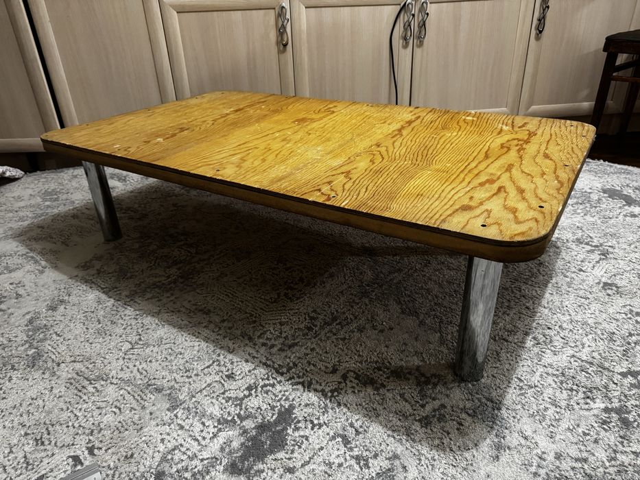 Стол для гостей и кухни