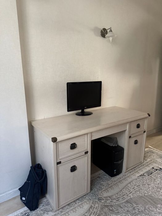 Письменный стол серого цвета