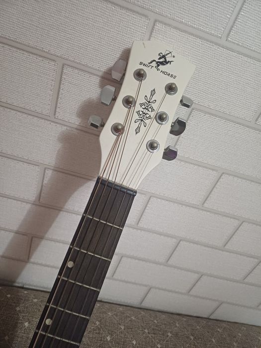 Гитара акустическая / продам срочно