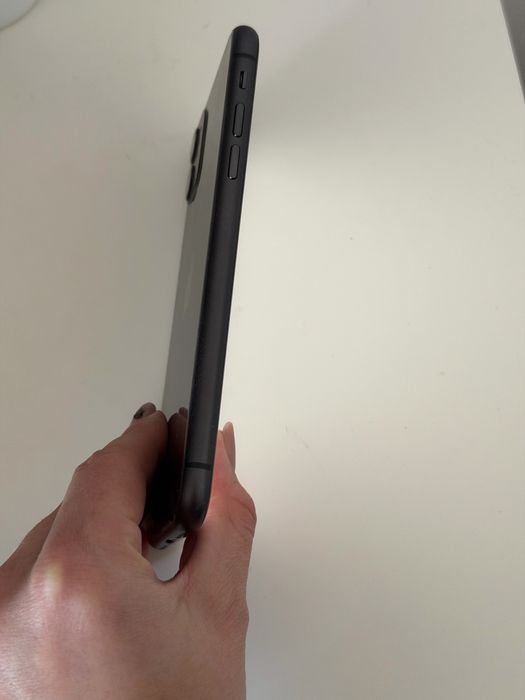 Vând Iphone 11 de 64Gb in stare foarte bună.Liber de rețea