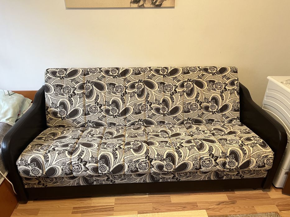Mobila in stare foarte buna, mici defecte la pat si masa!