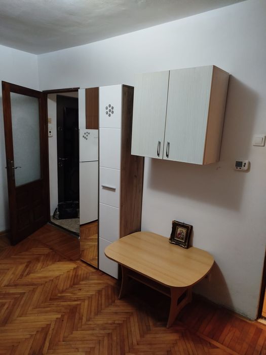 Apartament o camere de închiriat