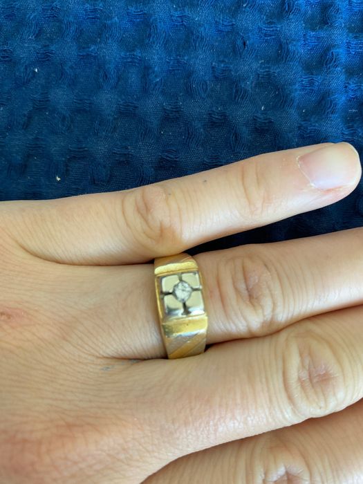 Vând inel aur. 18 k. 8 gr. 1000€negociabil