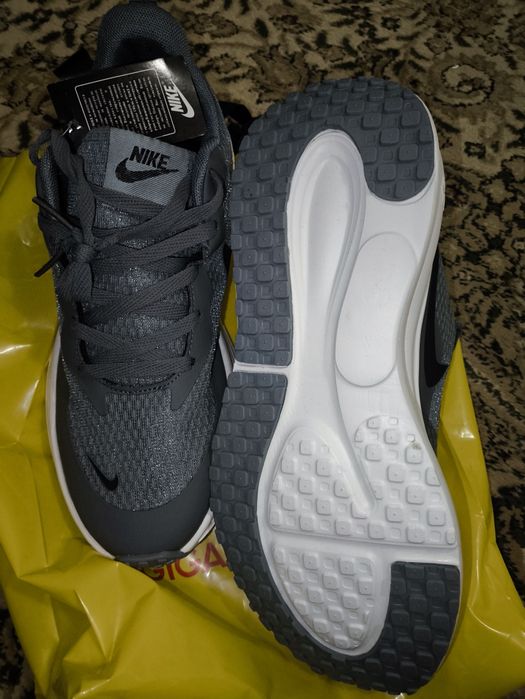 Продам Красовки NIKE. Новые. 43 размер