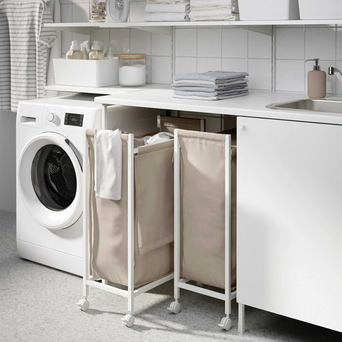ПРОДАВАМ IKEA enhet кош за пране с колелца, 80 л