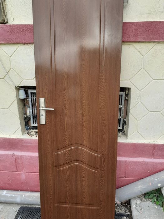 Vând ușă interior 400 lei  trei bucăți.