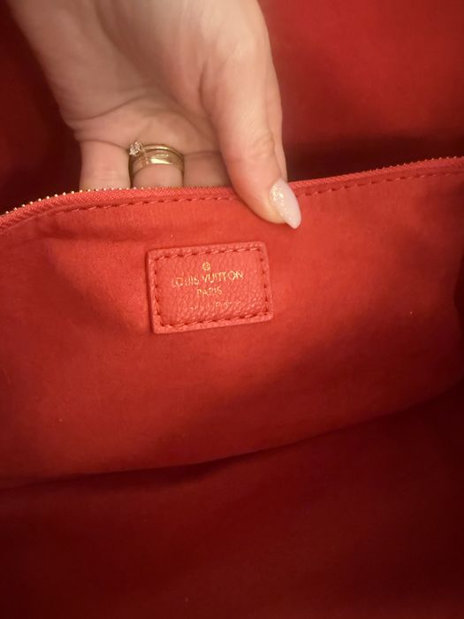 Louis vuitton  culore rosu fooc suprba incapatoate si materiale de cal