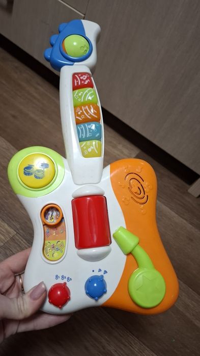 Игрушечная гитара и саксофон