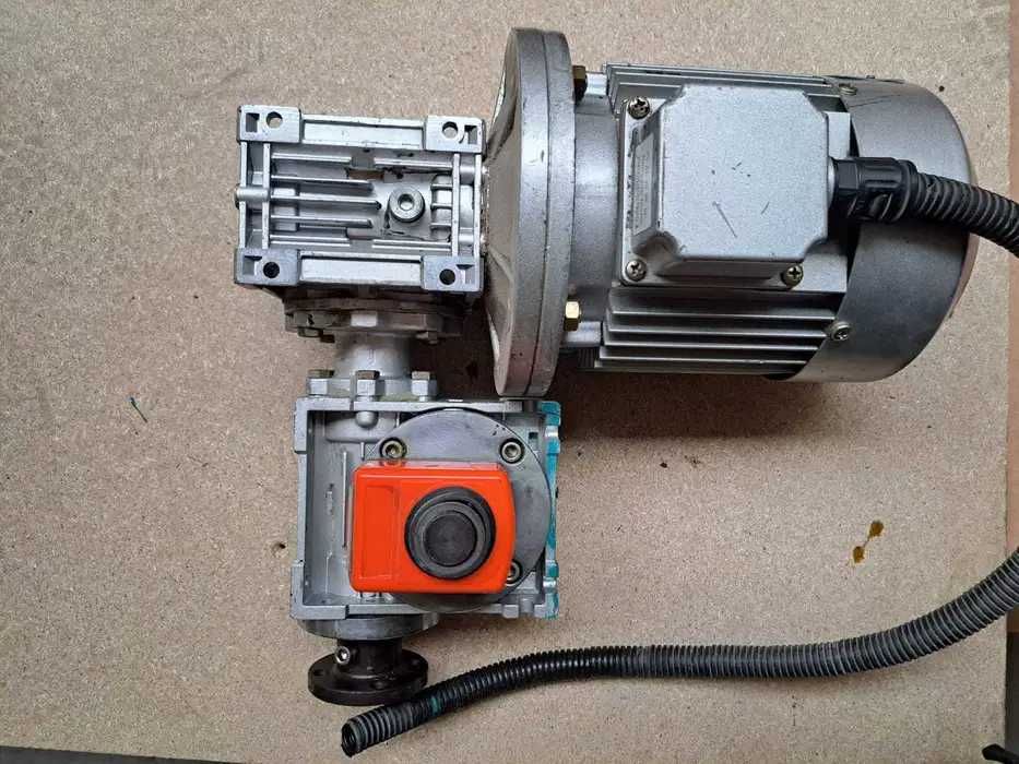 Motor cu doua reductoare și cu aparat de măsurarea metrajului