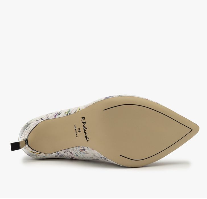 Бели обувки на ток