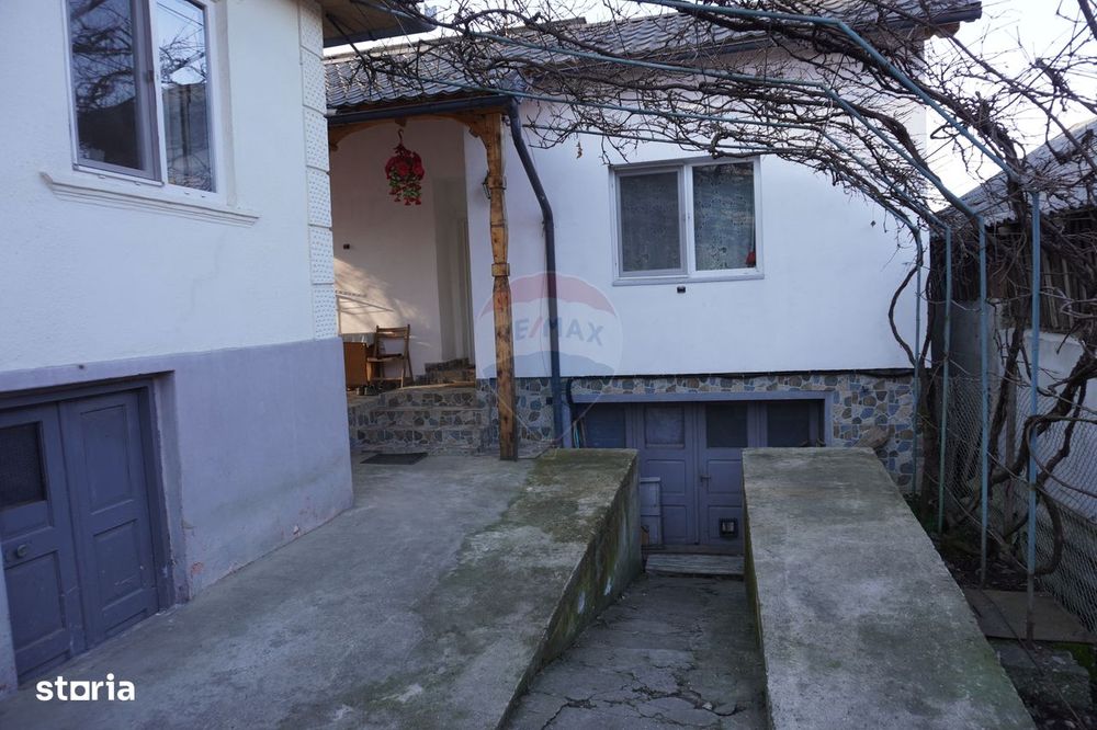 Proprietate cu 2 Case și Teren Generos – Str. Câmpu Negru