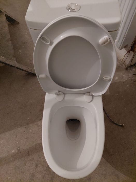 Продается унитаз с бачком.