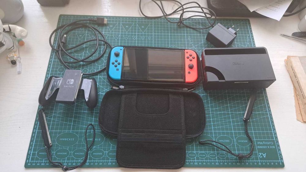 Nintendo Switch OLED + 128GB Nintendo microSD + калъф – пълен комплект