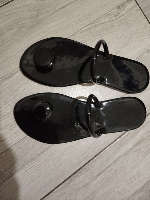 Нови.      чехли